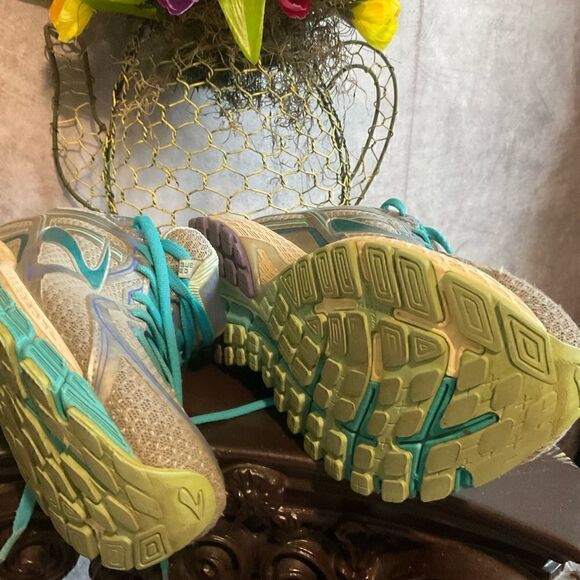 BROOKS GTS. GREAT SHOES FOR WORK OR PLAY SIZE 9.5 wide - Picture 6 of 13